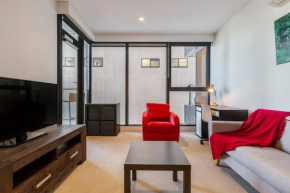Nice 1 bedroom close to Albert Park Lake 02053